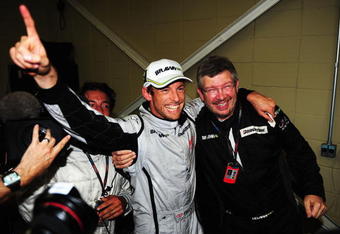 SAO PAULO, BRAZIL - OCTOBER 18:  Jenson Button (L) of Great Britain and Brawn GP is congratulated by Team Principal Ross Brawn (R) after clinching the F1 World Drivers Championship during the Brazilian Formula One Grand Prix at the Interlagos Circuit on October 18, 2009 in Sao Paulo, Brazil.  (Photo by Clive Mason/Getty Images)