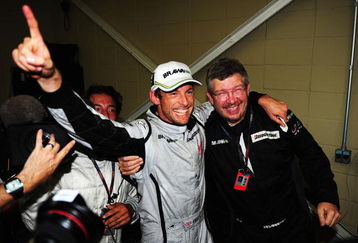 SAO PAULO, BRAZIL - OCTOBER 18:  Jenson Button (L) of Great Britain and Brawn GP is congratulated by Team Principal Ross Brawn (R) after clinching the F1 World Drivers Championship during the Brazilian Formula One Grand Prix at the Interlagos Circuit on October 18, 2009 in Sao Paulo, Brazil.  (Photo by Clive Mason/Getty Images)