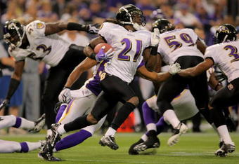 MINNEAPOLIS - OCTOBER 18:  Lardarius Webb #21 of the Baltimore Ravens returns a kick off against the Minnesota Vikings during NFL action at Hubert H. Humphrey Metrodome on October 18, 2009 in Minneapolis, Minnesota.  (Photo by Doug Pensinger/Getty Images)