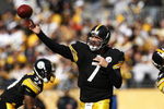 PITTSBURGH, PA - OCTOBER 18: Ben Roethlisberger #7 of the Pittsburgh Steelers passes the football against the Cleveland Browns at Heinz Field on October 18, 2009 in Pittsburgh, Pennsylvania. The Steelers defeated the Browns 27-14. (Photo by Joe Robbins/Getty Images)