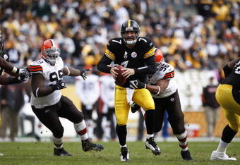 PITTSBURGH, PA - OCTOBER 18: Ben Roethlisberger #7 of the Pittsburgh Steelers tries to escape the grasp of David Bowens #96 of the Cleveland Browns while trying to pass in the first half at Heinz Field on October 18, 2009 in Pittsburgh, Pennsylvania. (Photo by Joe Robbins/Getty Images)