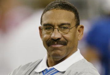 DETROIT- NOVEMBER 28:  Special assistance-offense coach Sherman Lewis of the Detroit Lions watches his team play the New England Patriots on November 28, 2002 at Ford Field in Detroit, Michigan. The Patriots won 20-12. (Photo by Tom Pidgeon/Getty Images)