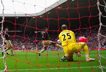 SUNDERLAND, ENGLAND - OCTOBER 17:  Darren Bent of Sunderland (obscured) shot on goal deflects off of a balloon as Pepe Reina of Liverpool fails to save the Barclays Premier League match between Sunderland and  Liverpool at the Stadium of Light on October 17, 2009 in Sunderland, England.  (Photo by Mike Hewitt/Getty Images)