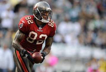 PHILADELPHIA - OCTOBER 11:  Kellen Winslow #82 of the Tampa Bay Buccaneers runs up field at Lincoln Financial Field on October 11, 2009 in Philadelphia, Pennsylvania.  (Photo by Jeff Zelevansky/Getty Images)