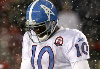 FOXBORO - OCTOBER 18:  Vince Young #10 of the Tennessee Titans  leaves the field in the fourth quarter during a game against the New England Patriots converse at Gillette Stadium on October 18, 2009 in Foxboro, Massachusetts. The Patriots won 59-0. (Photo by Jim Rogash/Getty Images)