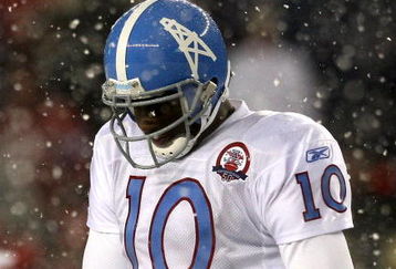 FOXBORO - OCTOBER 18:  Vince Young #10 of the Tennessee Titans  leaves the field in the fourth quarter during a game against the New England Patriots converse at Gillette Stadium on October 18, 2009 in Foxboro, Massachusetts. The Patriots won 59-0. (Photo by Jim Rogash/Getty Images)