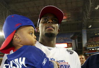 GLENDALE, AZ - FEBRUARY 03:  Plaxico Burress #17 of the New York Giants celebrates with his son Elijah Burress after the Giants defeated the New England Patriots 17-14 during Super Bowl XLII on February 3, 2008 at the University of Phoenix Stadium in Glendale, Arizona.  (Photo by Donald Miralle/Getty Images)