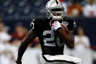 HOUSTON - OCTOBER 04: Running back Darren McFadden #20 of the Oakland Raiders at Reliant Stadium on October 4, 2009 in Houston, Texas. (Photo by Ronald Martinez/Getty Images)