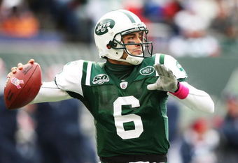 EAST RUtheRFORD, NJ - OCTOBER 18:  Mark Sanchez #6 of the New York Jets passes against  the Buffalo Bills during their game on October 18, 2009 at Giants Stadium in East Rutherford, New Jersey.  (Photo by Al Bello/Getty Images)