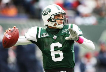 EAST RUtheRFORD, NJ - OCTOBER 18:  Mark Sanchez #6 of the New York Jets passes against  the Buffalo Bills during their game on October 18, 2009 at Giants Stadium in East Rutherford, New Jersey.  (Photo by Al Bello/Getty Images)