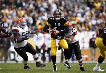 PITTSBURGH, PA - OCTOBER 18: Ben Roethlisberger #7 of the Pittsburgh Steelers tries to escape the grasp of David Bowens #96 of the Cleveland Browns while trying to pass in the first half at Heinz Field on October 18, 2009 in Pittsburgh, Pennsylvania. (Photo by Joe Robbins/Getty Images)