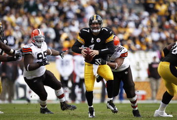 PITTSBURGH, PA - OCTOBER 18: Ben Roethlisberger #7 of the Pittsburgh Steelers tries to escape the grasp of David Bowens #96 of the Cleveland Browns while trying to pass in the first half at Heinz Field on October 18, 2009 in Pittsburgh, Pennsylvania. (Photo by Joe Robbins/Getty Images)