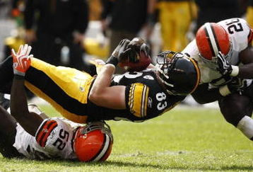 PITTSBURGH, PA - OCTOBER 18: Heath Miller #83 of the Pittsburgh Steelers gets tackled after catching a pass in front of D'Qwell Jackson #52 of the Cleveland Browns at Heinz Field on October 18, 2009 in Pittsburgh, Pennsylvania. The Steelers defeated the Browns 27-14. (Photo by Joe Robbins/Getty Images)