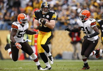 PITTSBURGH, PA - OCTOBER 18: Heath Miller #83 of the Pittsburgh Steelers runs down the field after catching a pass between D'Qwell Jackson #52 and Brodney Pool #21 of the Cleveland Browns at Heinz Field on October 18, 2009 in Pittsburgh, Pennsylvania. The Steelers defeated the Browns 27-14. (Photo by Joe Robbins/Getty Images)