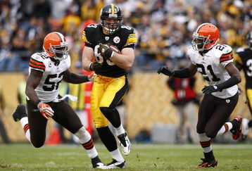PITTSBURGH, PA - OCTOBER 18: Heath Miller #83 of the Pittsburgh Steelers runs down the field after catching a pass between D'Qwell Jackson #52 and Brodney Pool #21 of the Cleveland Browns at Heinz Field on October 18, 2009 in Pittsburgh, Pennsylvania. The Steelers defeated the Browns 27-14. (Photo by Joe Robbins/Getty Images)