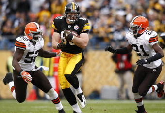 PITTSBURGH, PA - OCTOBER 18: Heath Miller #83 of the Pittsburgh Steelers runs down the field after catching a pass between D'Qwell Jackson #52 and Brodney Pool #21 of the Cleveland Browns at Heinz Field on October 18, 2009 in Pittsburgh, Pennsylvania. The Steelers defeated the Browns 27-14. (Photo by Joe Robbins/Getty Images)