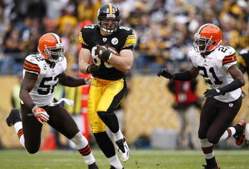 PITTSBURGH, PA - OCTOBER 18: Heath Miller #83 of the Pittsburgh Steelers runs down the field after catching a pass between D'Qwell Jackson #52 and Brodney Pool #21 of the Cleveland Browns at Heinz Field on October 18, 2009 in Pittsburgh, Pennsylvania. The Steelers defeated the Browns 27-14. (Photo by Joe Robbins/Getty Images)