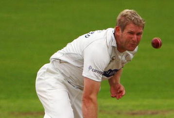 MANCHESTER, ENGLAND - JULY 31:  Matthew Hoggard of Yorkshire bowls during the LV County Championship Division One match between Lancashire and Yorkshire at Old Trafford on July 31, 2009 in Manchester, England.  (Photo by Matthew Lewis/Getty Images)