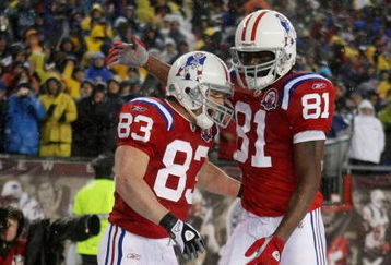 FOXBORO, MA - OCTOBER 18:  Wes Welker #83 of the New England Patriots is congratulated by teammate Randy Moss #81 after Welker scored a touchdown in the second quarter against the Tennessee Titans on October 18, 2009 at Gillette Stadium in Foxboro, Massachusetts.  (Photo by Elsa/Getty Images)
