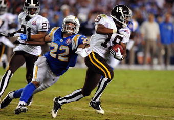 SAN DIEGO - OCTOBER 19:  Eddie Royal #19 of the Denver Broncos runs the ball against Jacob Hester #22 of the San Diego Chargers at Qualcomm Stadium on October 19, 2009 in San Diego, California.  (Photo by Jacob de Golish/Getty Images)