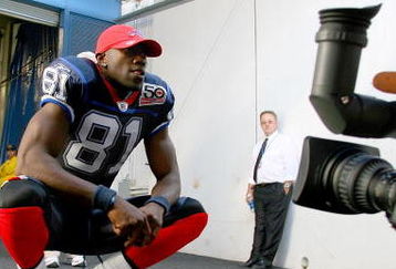 ORCHARD PARK, NY - SEPTEMBER 20: Terrell Owens #81 of the Buffalo Bills gets ready to take the field against the Tampa Bay Buccaneers at Ralph Wilson Stadium on September 20, 2009 in Orchard Park, New York.  (Photo by Rick Stewart/Getty Images)