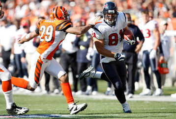 CINCINNATI, OH - OCTOBER 18: Tight end Owen Daniels #81 of the Houston Texans runs with the football as he is pursued by defensive end Leon Hall #29 of the Cincinnati Bengals at Paul Brown Stadium on October 18, 2009 in Cincinnati, Ohio. The Texans defeated the Bengals 28-17. (Photo by Scott Boehm/Getty Images)