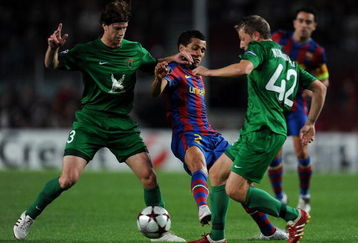 BARCELONA, SPAIN - OCTOBER 20:  Daniel Alves (C) of FC Barcelona duels for the ball with Cristian Ansaldi (L) and Rafal Murawski of FC Rubin Kazan during the UEFA Champions League group F match between FC Barcelona and FC Rubin Kazan at the Camp Nou Stadium on October 20, 2009 in Barcelona, Spain. FC Barcelona lost the match 2-1. (Photo by Jasper Juinen/Getty Images)