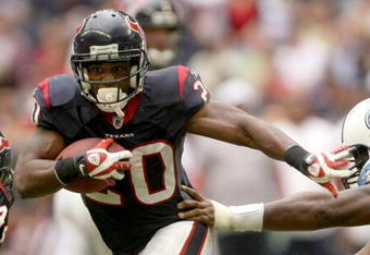 HOUSTON - DECEMBER 14: Running back Steve Slaton #20 of the Houston Texans carries the ball against the Tennessee Titans on December 14, 2008 at Reliant Stadium in Houston, Texas.  The Texans won 13-12.  (Photo by Stephen Dunn/Getty Images)
