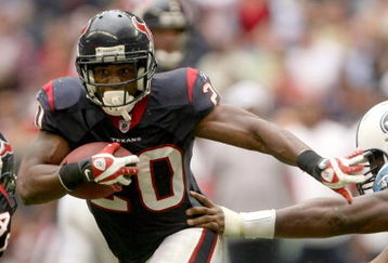 HOUSTON - DECEMBER 14: Running back Steve Slaton #20 of the Houston Texans carries the ball against the Tennessee Titans on December 14, 2008 at Reliant Stadium in Houston, Texas.  The Texans won 13-12.  (Photo by Stephen Dunn/Getty Images)