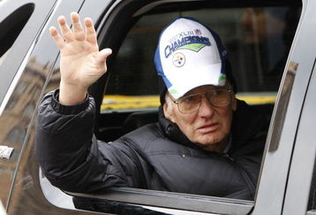 PITTSBURGH - FEBRUARY 03: Dan Rooney owner of the Pittsburgh Steelers waves to fans during a parade to celebrate winning Super Bowl XLIII on February 3, 2009 in Pittsburgh, Pennsylvania.  (Photo by Gregory Shamus/Getty Images)
