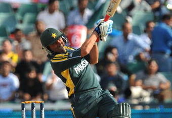 JOHANNESBURG, SOUTH AFRICA - OCTOBER 03:  Younus Khan of Pakistan hits a boundary off James Franklin of New Zealand during the ICC Champions Trophy semi final match between New Zealand and Pakistan from Liberty Life Wanderers on October 03, 2009 in Johannesburg, South Africa.  (Photo by Duif du Toit/Gallo Images/Getty Images)