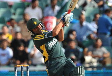 JOHANNESBURG, SOUTH AFRICA - OCTOBER 03:  Younus Khan of Pakistan hits a boundary off James Franklin of New Zealand during the ICC Champions Trophy semi final match between New Zealand and Pakistan from Liberty Life Wanderers on October 03, 2009 in Johannesburg, South Africa.  (Photo by Duif du Toit/Gallo Images/Getty Images)