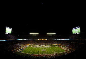 MIAMI - JANUARY 08:  The Oklahoma Sooners take on the Florida Gators during the FedEx BCS National Championship Game at Dolphin Stadium on January 8, 2009 in Miami, Florida.  (Photo by Michael Heiman/Getty Images)
