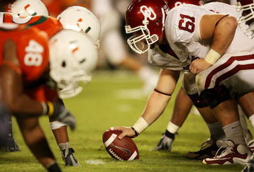 FORT LAUDERDALE, FL - OCTOBER 03: Center Ben Habern #61 of the Oklahoma Sooners prepares to snap the ball while taking on the Miami Hurricanes at Land Shark Stadium on October 3, 2009 in Fort Lauderdale, Florida. Miami defeated Oklahoma 21-20. (Photo by Doug Benc/Getty Images)