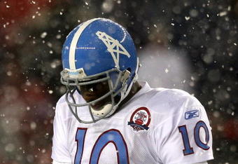 FOXBORO - OCTOBER 18:  Vince Young #10 of the Tennessee Titans  leaves the field in the fourth quarter during a game against the New England Patriots converse at Gillette Stadium on October 18, 2009 in Foxboro, Massachusetts. The Patriots won 59-0. (Photo by Jim Rogash/Getty Images)
