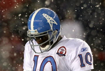 FOXBORO - OCTOBER 18:  Vince Young #10 of the Tennessee Titans  leaves the field in the fourth quarter during a game against the New England Patriots converse at Gillette Stadium on October 18, 2009 in Foxboro, Massachusetts. The Patriots won 59-0. (Photo by Jim Rogash/Getty Images)