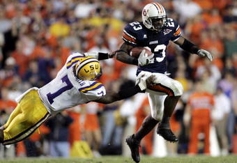 BATON ROUGE, LA - OCTOBER 22:  Kenny Irons #23 of Auburn University avoids a tackle by Ali Highsmith #7 of Louisiana State University on October 22, 2005 at Tiger Stadium in Baton Rouge, Louisiana. LSU defeated Auburn 20-17 in overtime.  (Photo by Chris Graythen/Getty Images) 