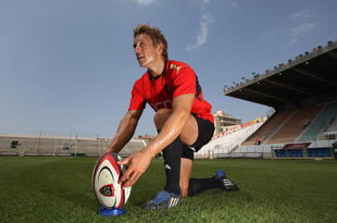 TOULON, FRANCE - JULY 15:  Jonny Wilkinson, the England standoff, who has recently joined Toulon, places the ball on the kicking tee as he takes part in kicking practice at the Stade Felix Mayol on July 15, 2009 in Toulon, France.  (Photo by David Rogers/Getty Images)