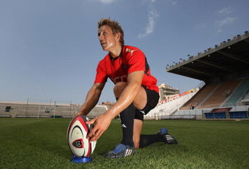 TOULON, FRANCE - JULY 15:  Jonny Wilkinson, the England standoff, who has recently joined Toulon, places the ball on the kicking tee as he takes part in kicking practice at the Stade Felix Mayol on July 15, 2009 in Toulon, France.  (Photo by David Rogers/Getty Images)