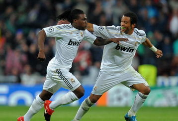 MADRID, SPAIN - OCTOBER 21:  Royston Drenthe (L) of Real Madrid celebrates scoring his side equalizing goal with his teammate Marcelo Vieira during the Champions League group C match between Real Madrid and AC Milan at the Estadio Santiago Bernabeu on October 21, 2009 in Madrid, Spain.  (Photo by Jasper Juinen/Getty Images)
