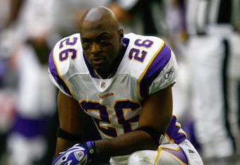 GLENDALE, AZ - DECEMBER 14:  Antoine Winfield #26 of the Minnesota Vikings kneels on one knee during a break in NFL game action against the Arizona Cardinals at the University of Phoenix Stadium on December 14, 2008 in Glendale, Arizona. The Vikings defeated the Cardinals 35-14. (Photo by Jeff Gross/Getty Images)