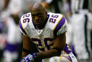 GLENDALE, AZ - DECEMBER 14:  Antoine Winfield #26 of the Minnesota Vikings kneels on one knee during a break in NFL game action against the Arizona Cardinals at the University of Phoenix Stadium on December 14, 2008 in Glendale, Arizona. The Vikings defeated the Cardinals 35-14. (Photo by Jeff Gross/Getty Images)