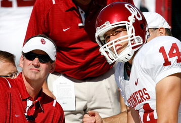 DALLAS - OCTOBER 17:  Quarterback Sam Bradford #14 of the Oklahoma Sooners on the sidelines after an injury during play against the Texas Longhorns at Cotton Bowl on October 17, 2009 in Dallas, Texas.  (Photo by Ronald Martinez/Getty Images)