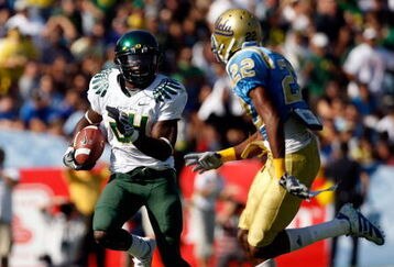 PASADENA, CA. - OCTOBER 10:  Kenjon Barner #24 of the Oregon Ducks runs a touchdown against Sheldon Price #22 of the UCLA Bruins on October 10, 2009 at the Rosebowl in Pasadena, California. the Ducks defeated the Bruins 24-10  (Photo by Jacob De golish/Getty Images)