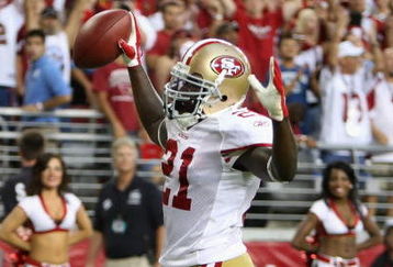 GLENDALE, AZ - SEPTEMBER 13:  Runningback Frank Gore #21 of the San Francisco 49ers scores a 3 yard touchdown reception against the Arizona Cardinals during the NFL game at the Universtity of Phoenix Stadium on September 13, 2009 in Glendale, Arizona. The 49ers defeated the Cardinals 20-16.  (Photo by Christian Petersen/Getty Images)