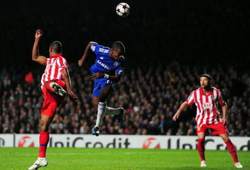 LONDON, ENGLAND - OCTOBER 21:  Salomon Kalou of Chelsea heads the ballduring the UEFA Champions League Group D match between Chelsea and Atletico Madrid at Stamford Bridge on October 21, 2009 in London, England.  (Photo by Mike Hewitt/Getty Images)