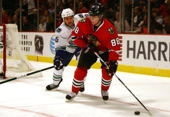 CHICAGO - OCTOBER 21: Patrick Kane #88 of the Chicago Blackhawks looks to pass under pressure from Tanner Glass #15 of the Vancouver Canucks at the United Center on October 14, 2009 in Chicago, Illinois. (Photo by Jonathan Daniel/Getty Images)