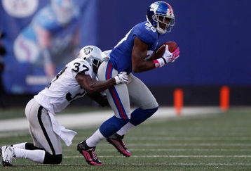 EAST RUTHERFORD, NJ - OCTOBER 11:  Hakeem Nicks #88 of the New York Giants  shakes off Chris Johnson #37 of the Oakland Raiders during the game on October 11, 2009 at Giants Stadium in East Rutherford, New Jersey.  (Photo by Jared Wickerham/Getty Images)