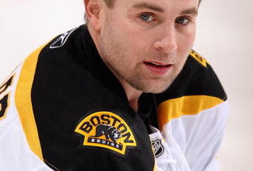 GLENDALE, AZ - OCTOBER 17:  Marc Savard #91 of the Boston Bruins warms up before the NHL game against the Phoenix Coyotes at Jobing.com Arena on October 17, 2009 in Glendale, Arizona. The Coyotes defeated the Bruins 4-1.  (Photo by Christian Petersen/Getty Images)