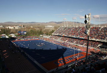 BOISE, ID - NOVEMBER 20:  The Boise State Broncos face the Louisiana Tech Bulldogs at Bronco Stadium on November 20, 2004 in Boise, Idaho. Boise State defeated Louisiana Tech 55-14. (Photo by Jeff Gross/Getty Images)